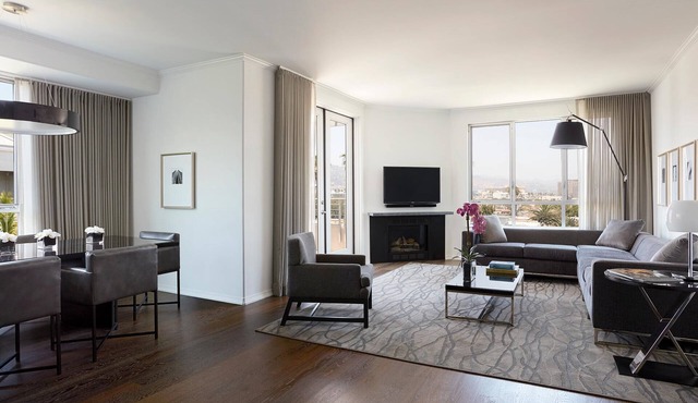 AKA Residences Sprawling Penthouse w/Full Kitchen, Patio & WiFi