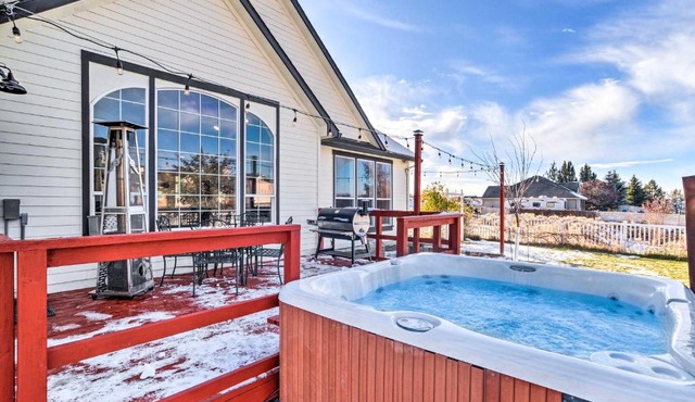Alluring Home w/Fire Pit < 1/2 Mi to OIT!