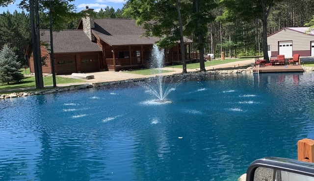 Authentic log cabin on expansive private land—ideal for solitude or adventure in Frederic