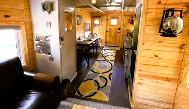 Authentic Train Caboose! 5 min to Desoto Falls, Park, Mentone & LT River Canyon in Valley Head
