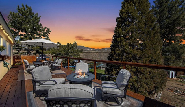 Backyard Summer Getaway Great for Family & Friends- Close to Convention Center!