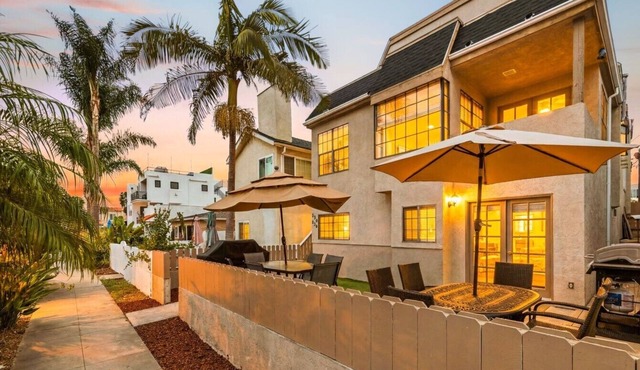 Bay Breeze Beach House | Steps to Mission Bay & the Ocean