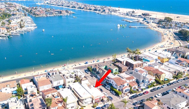 Bay front beach home, steps to the sand, shopping & dining. Parking, AC - clean!