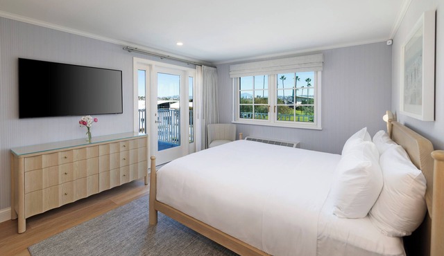 Bay Shores Peninsula Hotel