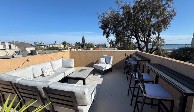 Bayview Beach Condo with Rooftop Patio-3bed/3bath with AC and garage parking