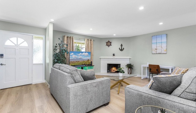 Beach Close 2Bed/1.5Bath w/Private Patio & Workspaces. Lemon Perch!