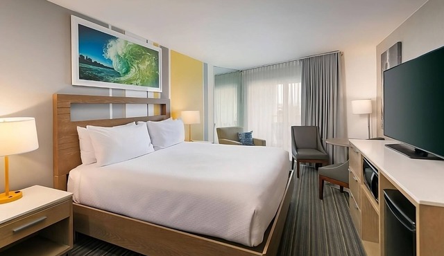 Beach Getaway Near SeaWorld, Pacific Beach and Crystal Pier! Onsite Pool!