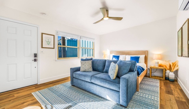 Beachside Bungalow: Large Studio with AC 2 Blocks to Beach