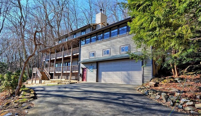 Bear Paw Den- Summer Discount Rates! Views, Hot Tub, Fire Pit, Elevator in Seven Devils