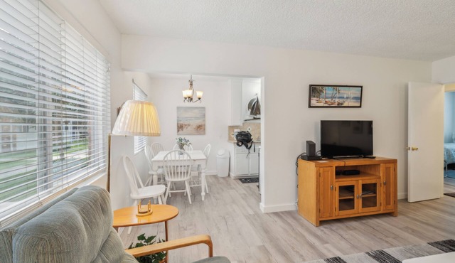 Beautiful 2-bedroom Condo Across from the Sand!