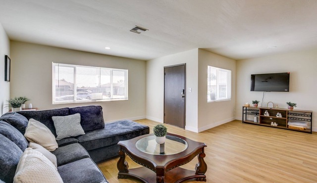 Beautiful 4-bedroom apartment with AC in peaceful San Diego