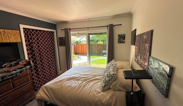 Beautiful private secure quiet 3-bedroom house w/pool jacuzz garage and WiFi