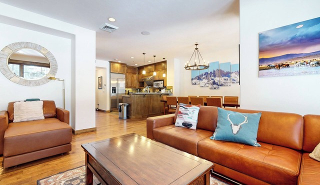 Beautiful Spacious Modern, On Golf Course! Private Hot Tub, Grill, Game Room