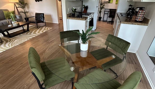 Beverly Hills Vibe 1 BR Apt + Parking, Pool Access