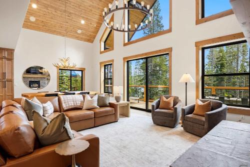 Brand New Luxury 4BR Cabin Sleeps 14 Huge Loft Near Truckee or Donner Serene Lakes Close to 4 Ski Resorts