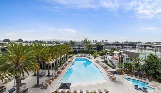 Bright apartment in fantastic Newport Beach near the beach