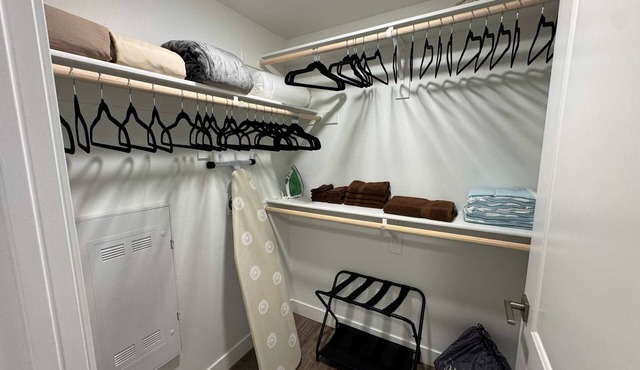 Bright Apt 10 Min to Disneyland w/Pool & Gym