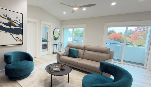 Bright & Cozy Apartment: New & Steps to Everything