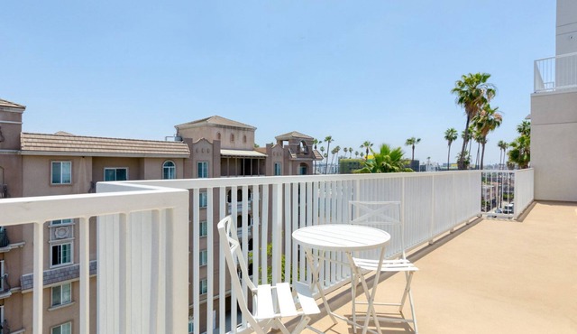 Bright Koreatown 1BR w/Gym & W/D, walk to Wilshire Blvd, by Blueground