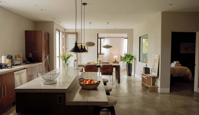 Bright & Spacious Designer Loft, West Hollywood