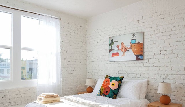 Bright studio in lovely Los Angeles with cool AC