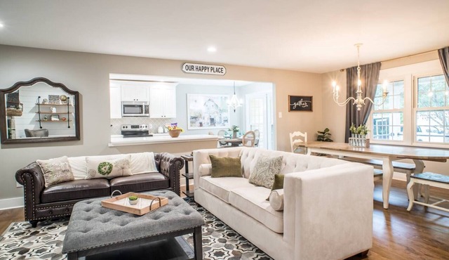 Cape Cod Farmhouse ~ @hgtvbnb ~ Charmingly Remodeled near Downtown Madison! in Madison