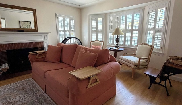 Charming 1-bedroom house in convenient Burbank with AC