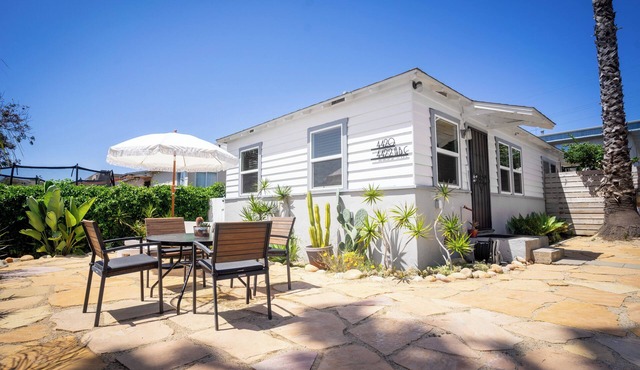Charming 1BR bungalow in sunny Ocean Beach with yard