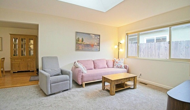 Charming 2-Bedroom Alameda Apartment, walk to Shops & Dining