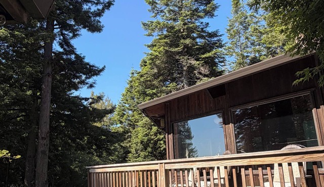 Charming 2-bedroom country house in Fort Bragg with a view of Mckerriker Beach.