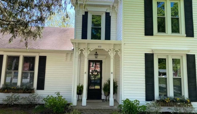 Charming 3-bedroom house in Midway with screened in porch and salt water pool! in Midway