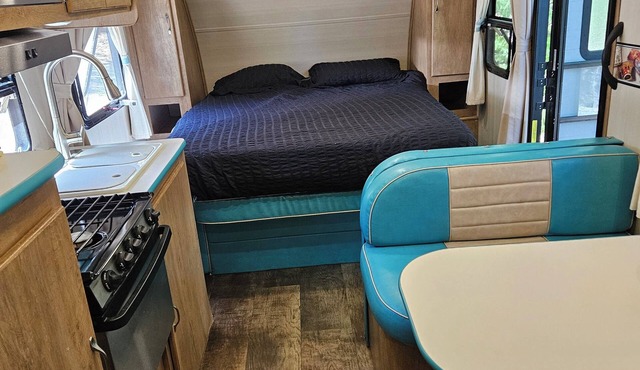 Charming Comfortable Vintage RV Coach Near Yosemite