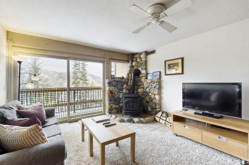 Charming condo with mountain views less than mile from Alpine Meadows