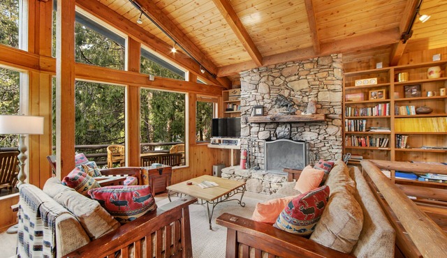 Charming, Dog-Friendly Two-Story Cabin Lodge with Deck - Great for Families