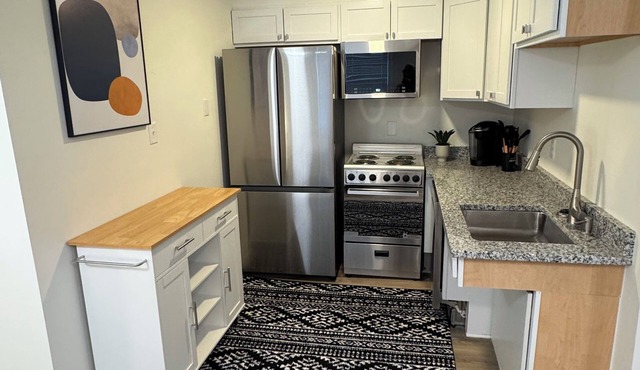 Charming & luxurious 1-bedroom condo, Kitchen, Washer, dryer, parking, King Bed. in Hagerstown