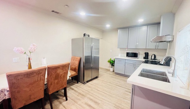Charming master room in San Gabriel with WiFi and AC