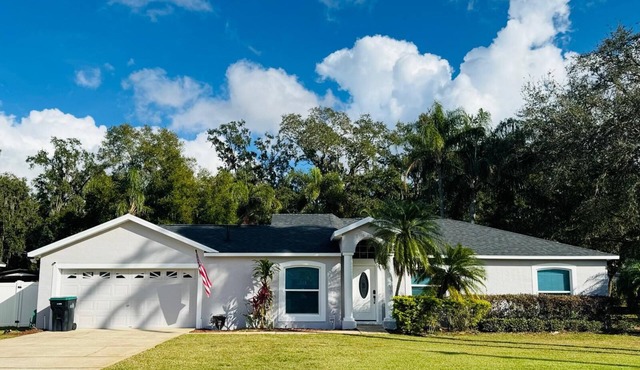 Charming pool house with 3-bedrooms with WiFi, AC in delightful Orlando location in Orlando