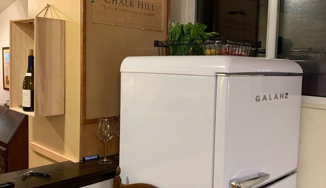 Charming Studio cottage in the Napa countryside. Close to town and wineries.