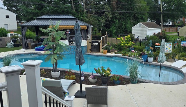 Charming studio in peaceful Dover with AC, WiFi, pool, hot tub in Dover