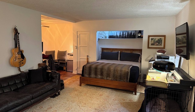 Charming Studio in West Hollywood off Sunset Boulevard by Chateau Marmont.
