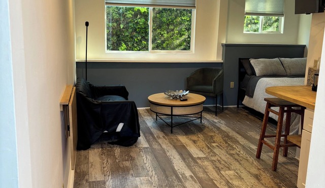 Charming studio with AC in the heart of Los Angeles.