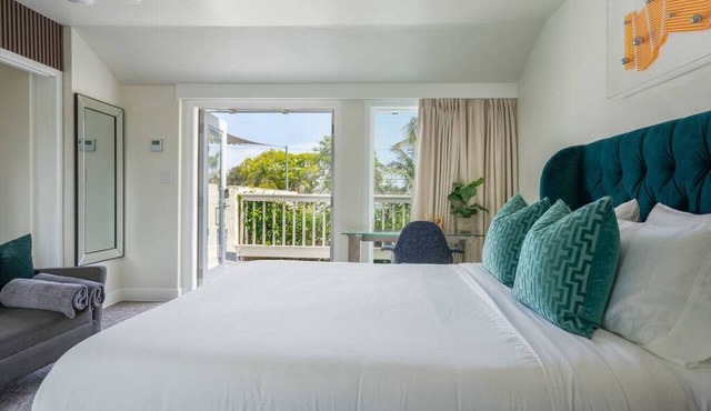 Chestnut Suite 102 with pool, hot tub & parking