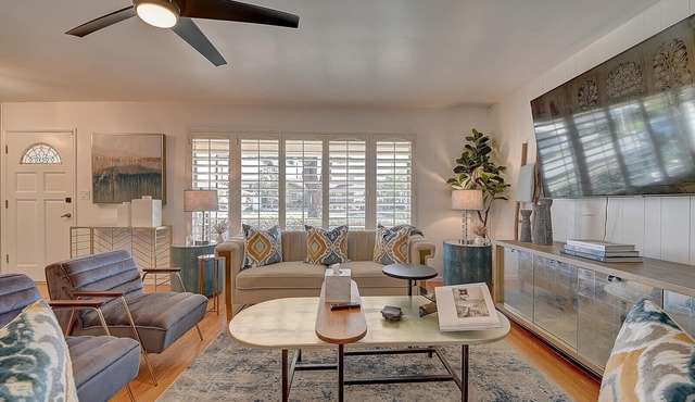 Chic 4 BR Home - minutes to Angel Stadium. 2000 sq ft + Central AC + Grass Yard