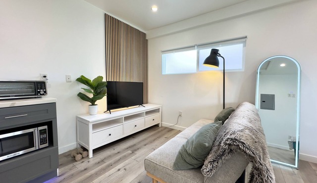 Chic studio with AC and WiFi in fabulous Los Angeles
