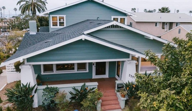 Close to the train, the beach and all the amazing downtown restaurants!