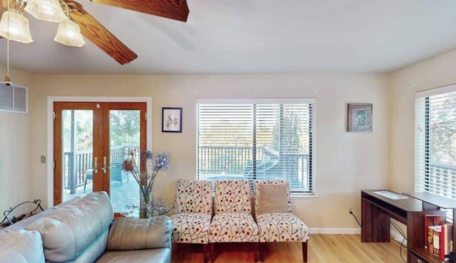 Cloverdale 3BR hillside lodge on 7 acres with hot tub & wave pool
