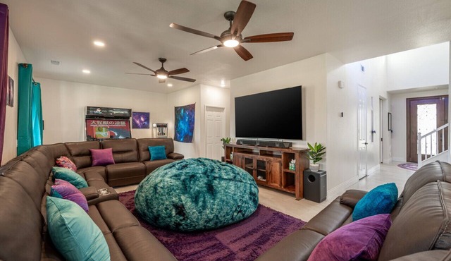 Coachella Play: 6BR Multi-Gen Fun Zone and Retreat with free heated pool