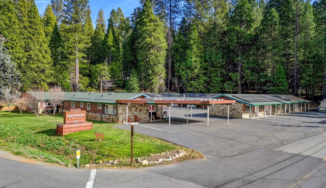 Comfortable Lodge Room 12 with Extra Amenities (2 doubles, no pets)