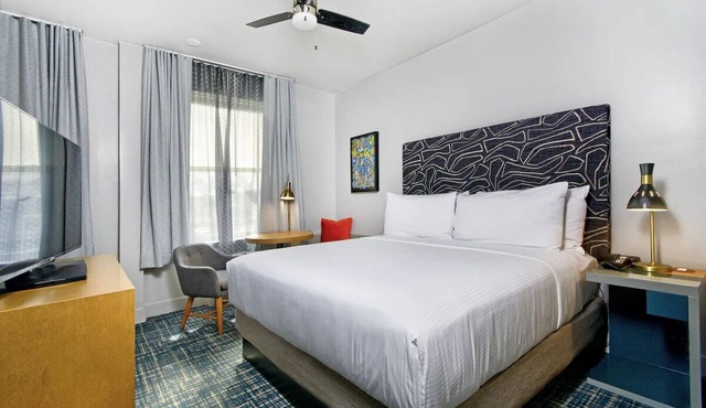 Comfortable Room with Rooftop Pool Access, Walk to SFMOMA & Yerba Buena