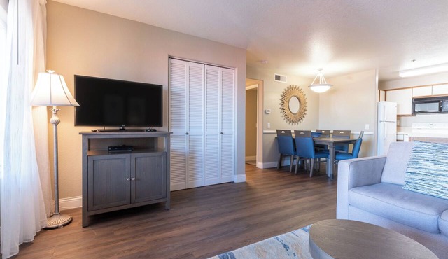 Comfortable Stay! Private Balcony, Free Parking Onsite!